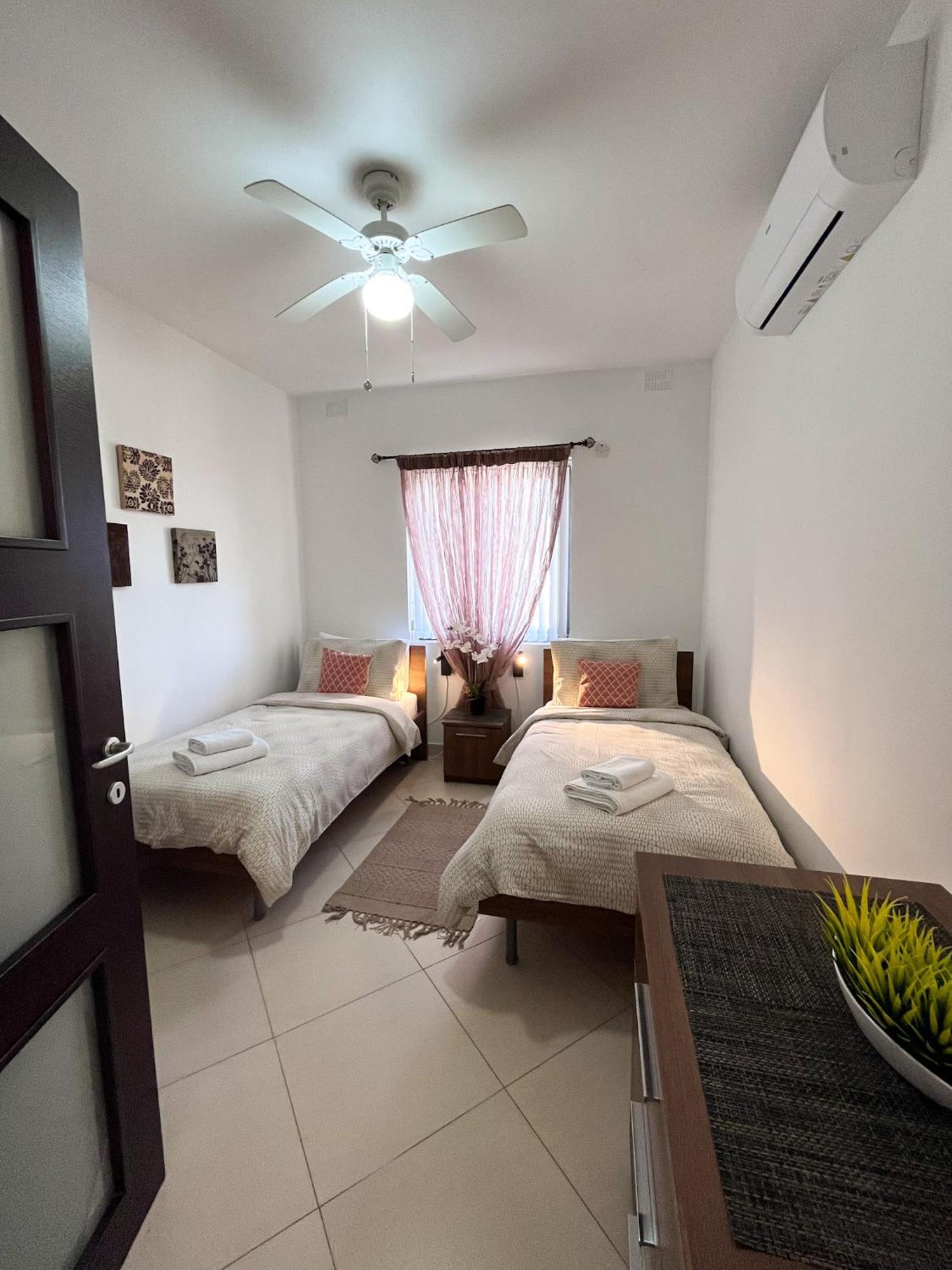 Lägenhet Modern Spacious 2bd Penthouse With 2 Terraces - Close To Airport