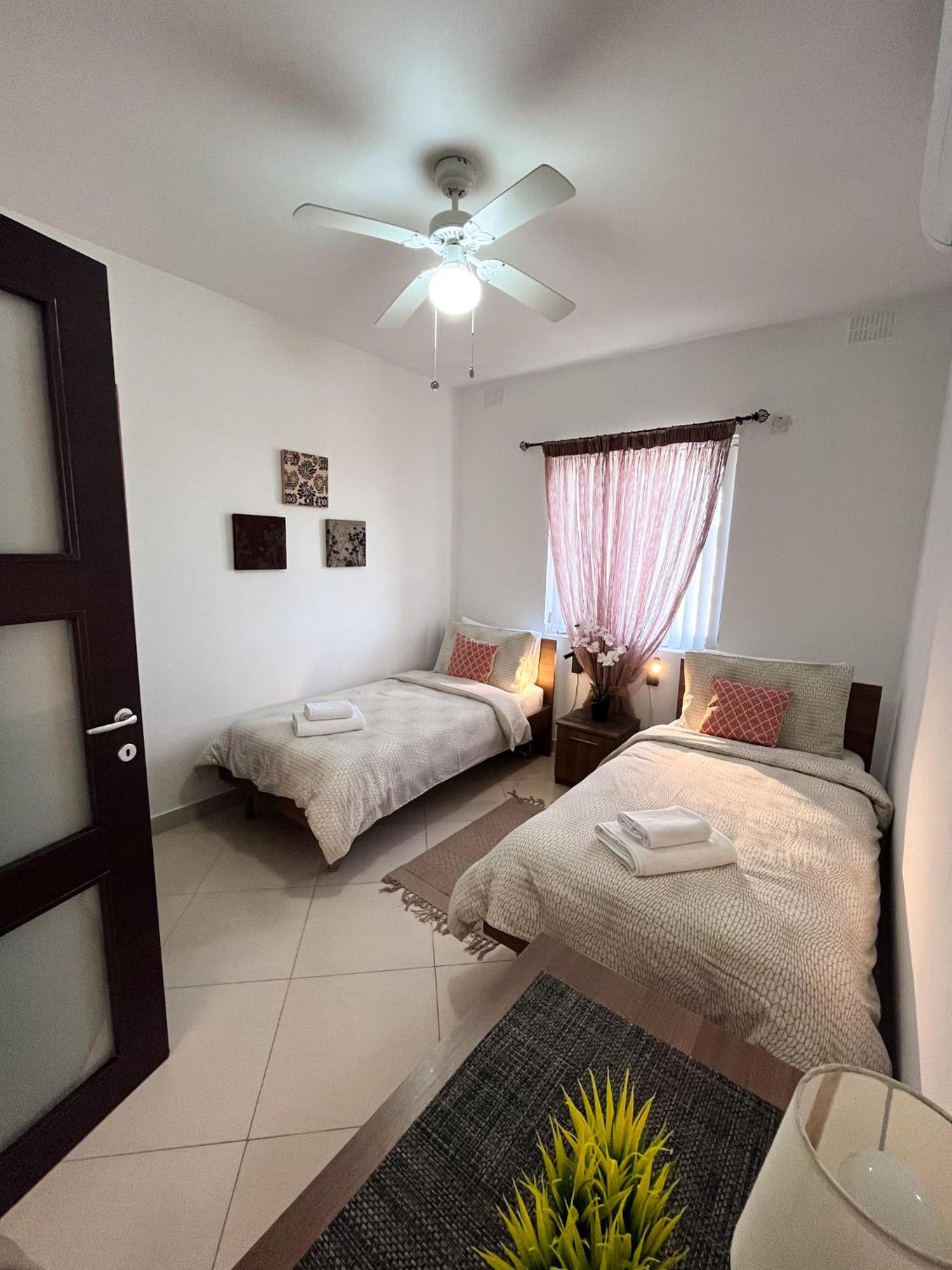 Modern Spacious 2bd Penthouse With 2 Terraces - Close To Airport Apartment