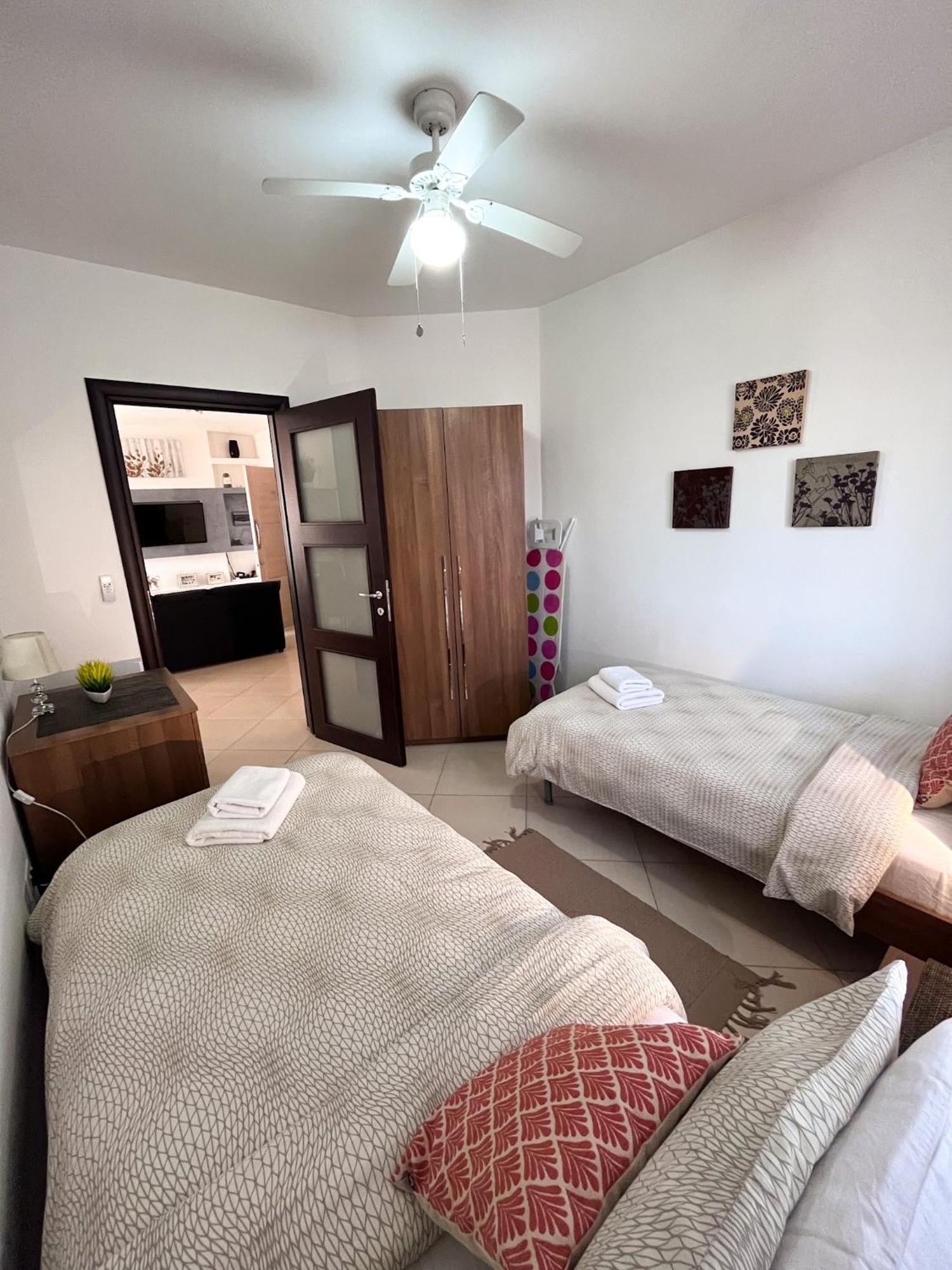 Apartment Modern Spacious 2bd Penthouse With 2 Terraces - Close To Airport *