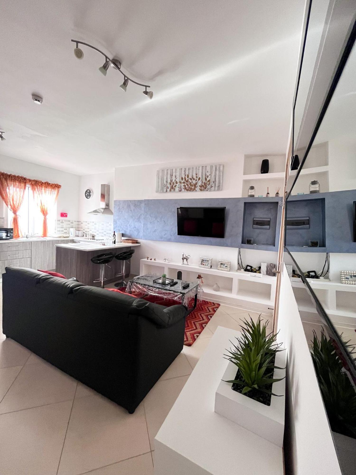 Apartment Modern Spacious 2bd Penthouse With 2 Terraces - Close To Airport Luqa