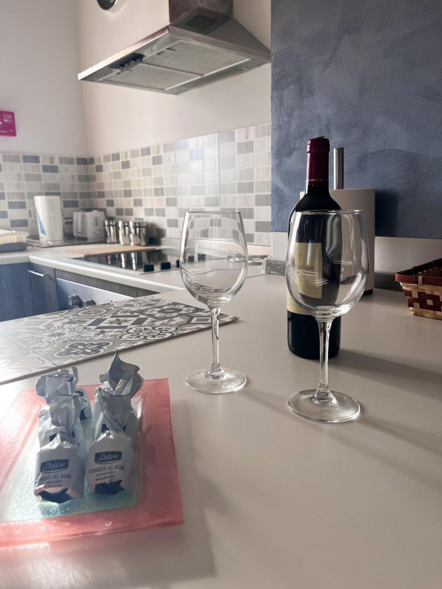Modern Spacious 2bd Penthouse With 2 Terraces - Close To Airport Apartment *